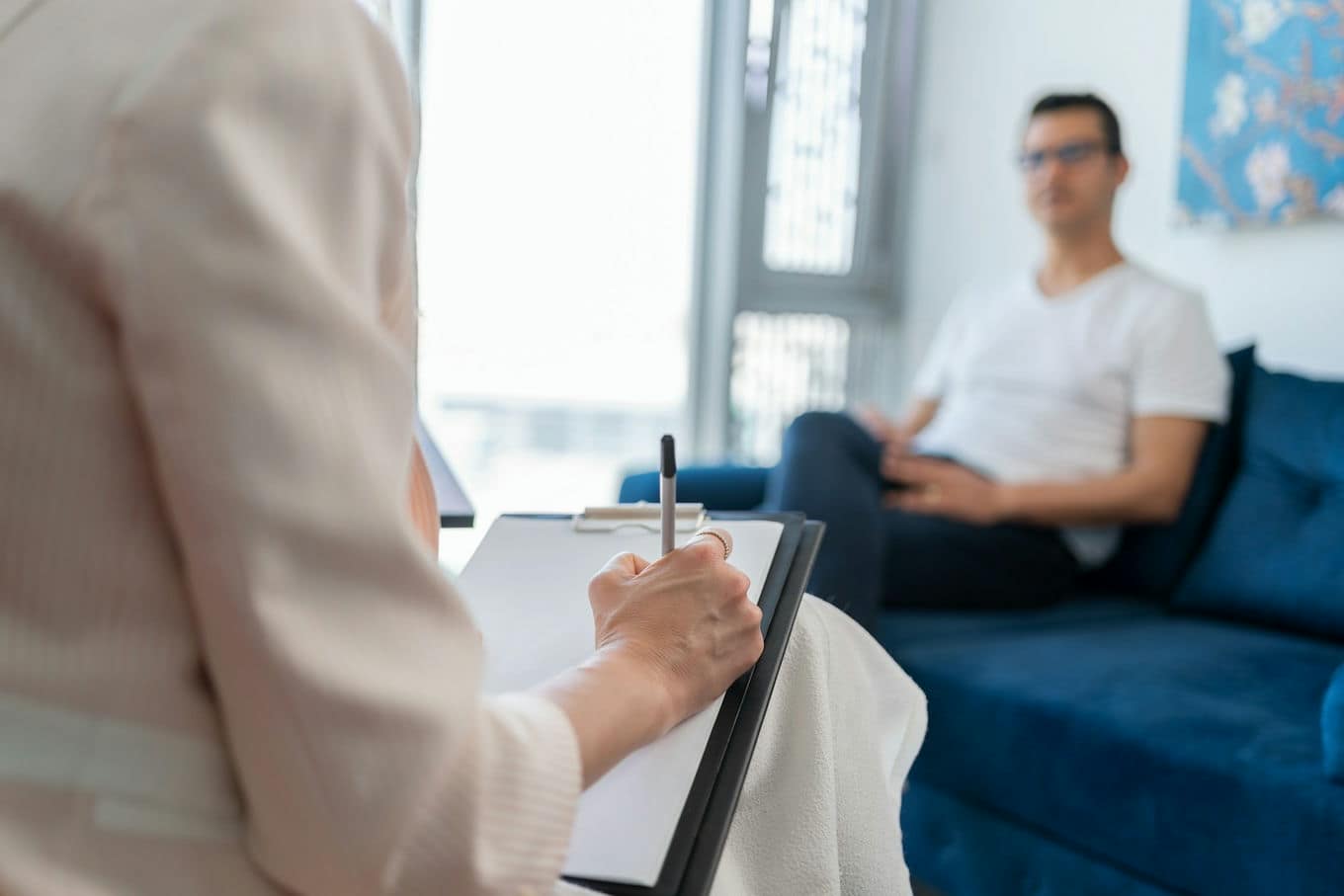 mężczyzna u terapeuty
